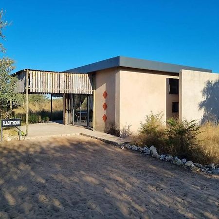 Hackberry House Black Thorn Cottage, Off Grid Khemsbok Bagian luar foto