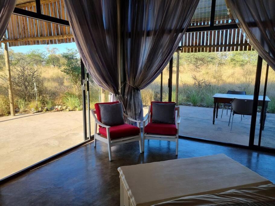 Hackberry House Black Thorn Cottage, Off Grid Khemsbok Bagian luar foto