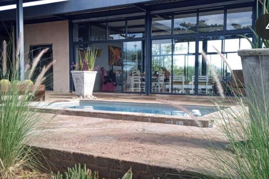 Hackberry House Black Thorn Cottage, Off Grid Khemsbok Bagian luar foto