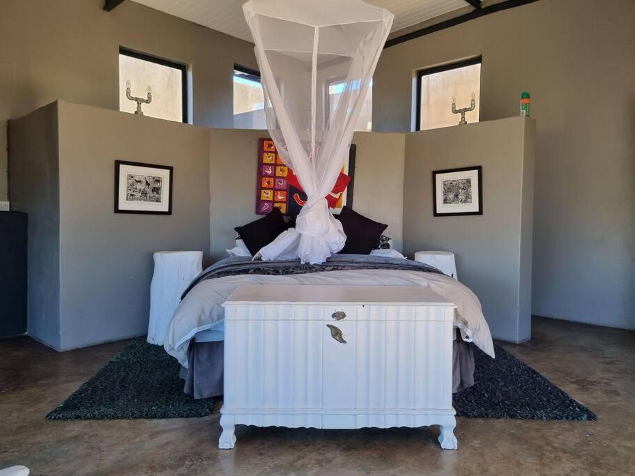 Hackberry House Black Thorn Cottage, Off Grid Khemsbok Bagian luar foto