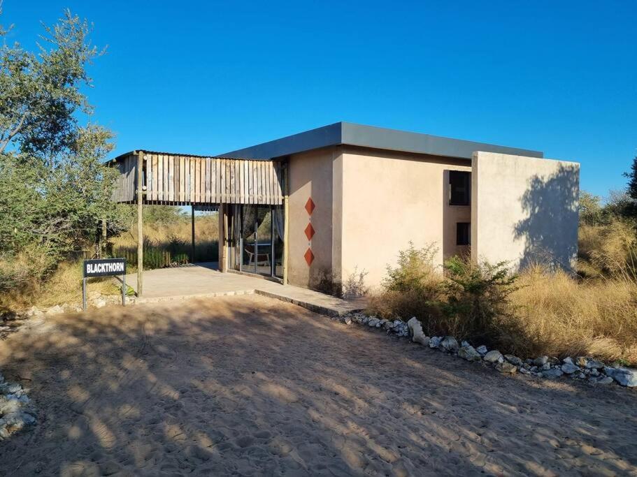 Hackberry House Black Thorn Cottage, Off Grid Khemsbok Bagian luar foto