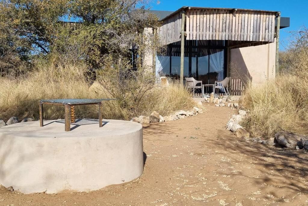 Hackberry House Black Thorn Cottage, Off Grid Khemsbok Bagian luar foto